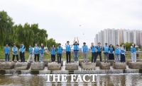  환경생태보존회·희망나눔제작소, EM 흙공으로 대전천 생태환경 지킨다