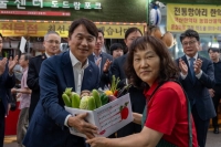  KB손해보험, 취약계층 지원 위해 전통시장 찾아 명절 물품 구매