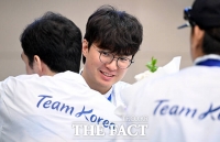  동료들과 포옹하는 '에이스' 이현중 [포토]