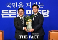  오준호 기본소득당 대표에게 축하 난 전달하는 김민석 대표 [TF사진관]