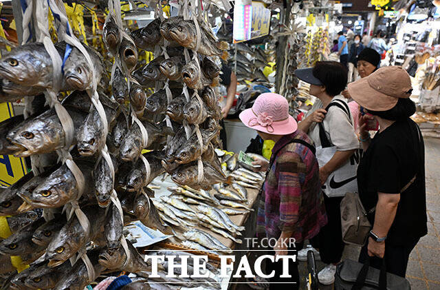 추석 연휴를 이틀 앞둔 22일 오후 서울 동대문구 경동시장을 찾은 시민들이 장을 보고 있다. /서예원 기자
