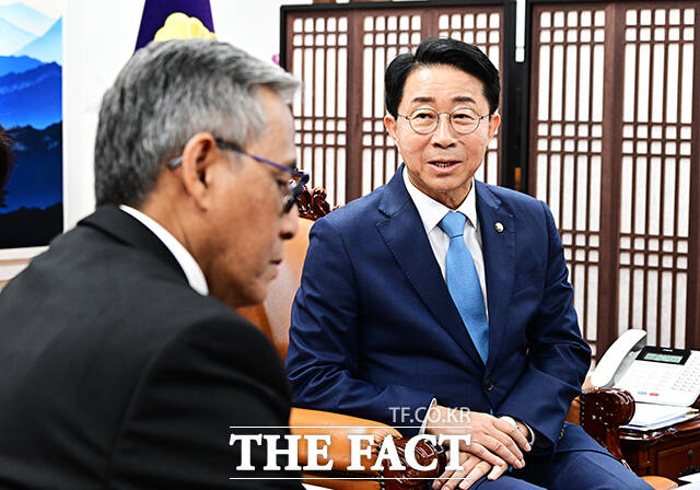 조정식 국회의장이 22일 오후 서울 여의도 국회에서 체쳅 헤라완 주한 인도네시아 대사(왼쪽)를 접견하며 인사말을 하고 있다. /국회=배정한 기자