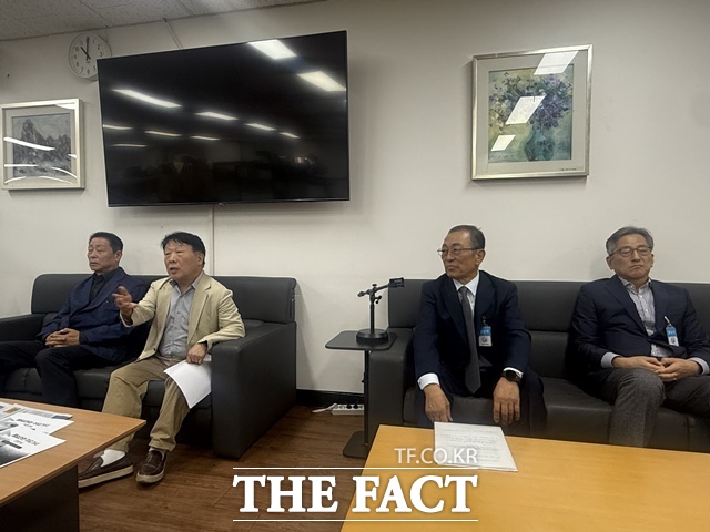 남북경협단체연합회(연합회)는 22일 정부서울청사에서 언론 간담회를 열고 투자액의 90%, 업체당 70억 원 한도로 보상해달라고 밝혔다. 사진은 왼쪽부터 신양수 아시안 하이웨이 대표, 박경식 연합회 이사, 최요식 연합회 회장, 정태원 지피(GP) 대표다. /정소영 기자