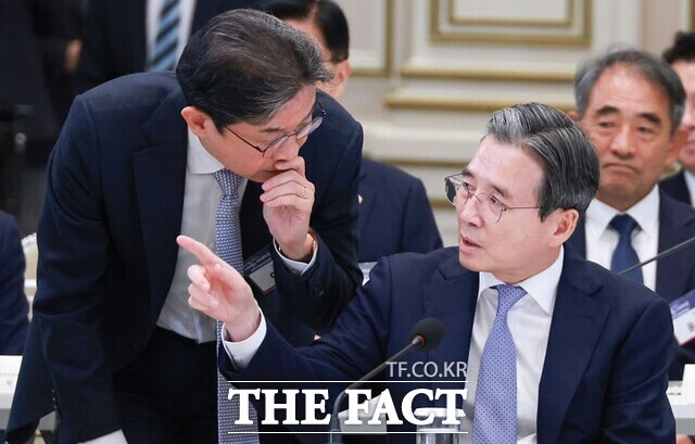 김용범(오른쪽) 전 대통령실 정책실장이 단일종목 레버리지 ETF 필요성을 제기한 데 이어 이억원 금융위원장도 지난 1월 관련 규제를 신속히 개선하겠다는 입장을 밝히면서 제도 도입에 속도가 붙었다. /뉴시스