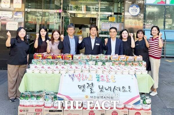 최대성 대전시의회 예산결산특별위원장이 22일 관내 용운종합사회복지관을 방문해 위문품을 전달하며 지역복지 현장의 목소리를 들었다. /대전시의회