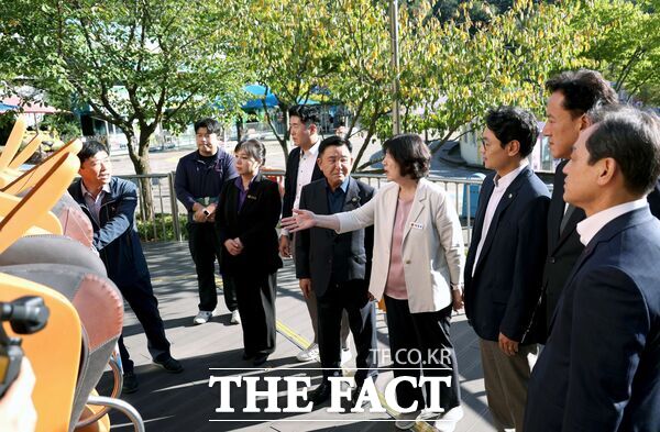 대전시의회 산업건설위원회가 21일 운영 여건 개선이 필요한 대전오월드를 찾아 업무보고를 청취하고 현장 실태를 전반적으로 점검했다. /대전시의회
