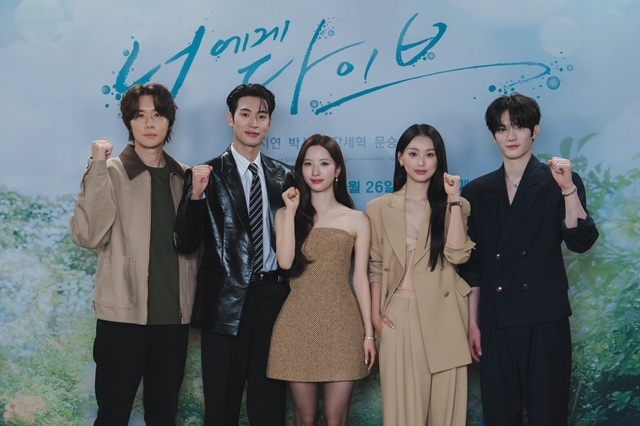 디즈니+와 채널A에서 공개되는 새 드라마 '너에게 다이브'의 소재현 감독과 배우 박서함 김지연 문승유 장세혁(왼쪽부터)이 22일 온라인 제작발표회에 참석해 작품에 관한 다양한 이야기를 나눴다./덱스터픽쳐스·아뮤즈엔터테인먼트