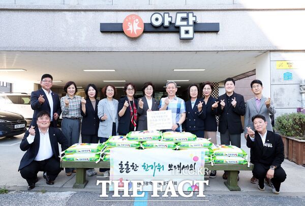 대전시 유성구의회 최옥술 의장과 의원들이 21일 추석을 맞아 지역 복지현장인 중증장애인거주시설 ‘아담’을 찾아 따뜻한 정을 나눴다. /유성구의회
