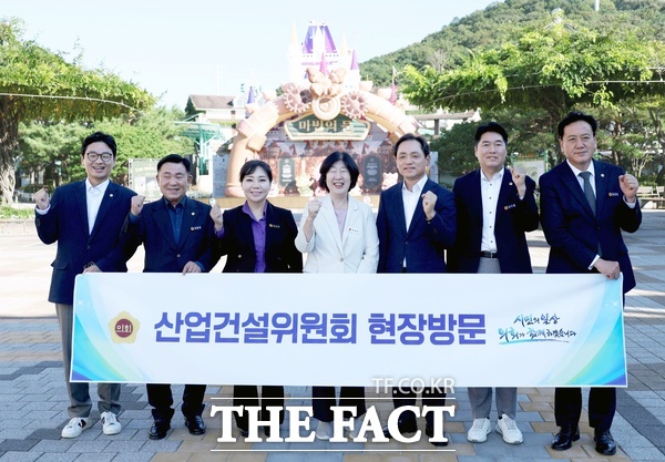 대전시의회 하경옥 산업건설위원회 위원장(왼쪽부터 네 번째)과 위원들이 21일 대전오월드를 찾아 업무보고를 청취하고 현장 실태를 점검했다. /대전시의회