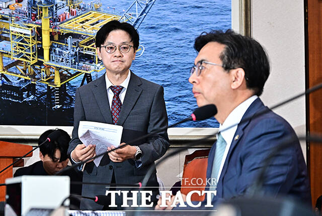 김정관 산업통상부 장관이 22일 오전 서울 여의도 국회에서 열린 산업통상자원중소벤처기업위원회 전체회의에 출석해 대미 투자 사전 보고를 하고 있다. /국회=배정한 기자