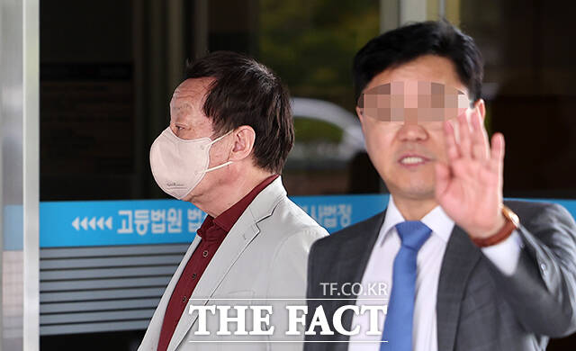23일 경찰과 법조계에 따르면 헌법 제12조 제3항은 체포·구속·압수·수색을 할 때 검사의 청구에 따라 법관이 발부한 영장을 제시하도록 규정한다. 헌법상 반드시 검사만이 영장을 청구할 수 있도록 한정한 것이다. 사진은 세무조사 무마 대가로 뒷돈을 챙긴 혐의 등으로 재판에 넘겨진 윤우진 전 용산세무서장이 지난 2024년 5월17일 오후 서울 서초구 서울중앙지방법원에서 열린 공판에 출석하고 있는 모습. /장윤석 기자