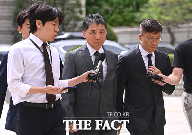 SM엔터테인먼트 인수 과정에서 시세를 조종한 혐의로 기소돼 1심에서 무죄를 선고받은 카카오 창업자 김범수 미래이니셔티브센터장의 결심공판이 23일 열린다. 김 센터장이 지난 6월 서울고등법원에서 열린 항소심 1차 공판에 출석하고 있다. /남윤호 기자