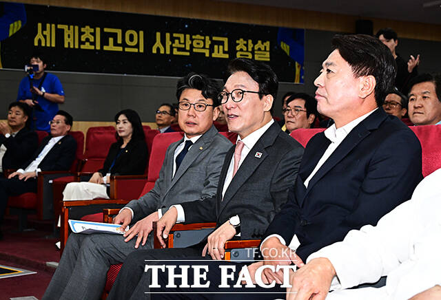 김민석 더불어민주당 대표(왼쪽 다섯번째)가 22일 오전 서울 여의도 국회 의원회관 제2소회의실에서 열린 국군사관학교 창설 신속추진촉구 범국민결의대회에 참석해 기념사진 촬영을 하고 있다. /국회=배정한 기자