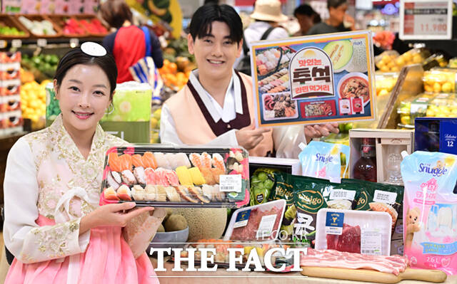 이마트가 추석 명절 연휴를 맞아 할인 행사를 여는 가운데, 22일 서울 용산구 이마트 용산점을 찾은 소비자들이 장을 보고 있다.