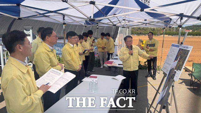 충남도 관계자들이 22일 서산 팔봉면 진장리 일원에서 현장을 점검하고 방제 방안을 논의하고 있다. /충남도