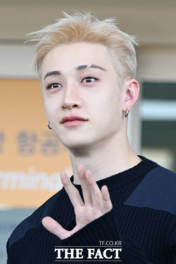 그룹 스트레이 키즈 방찬이 22일 오후 ‘밀라노 패션 위크 펜디 SS27 쇼’ 참석을 위해 인천국제공항에 도착해 이탈리아 밀라노 출국을 앞두고 취재진과 팬들에게 포즈를 취하고 있다. /인천국제공항=김성렬 기자