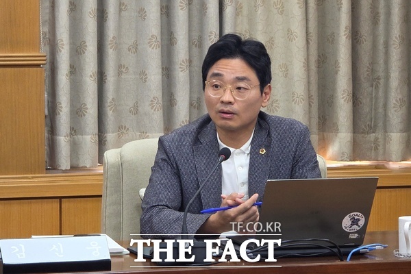 김신웅 대전시의원이 22일 열린 박민범 대전테크노파크원장 후보자 인사청문회에서 박 후보자의 TP 원장 후보 공모 과정 전반에 대해 검증하고 있다. /정예준 기자