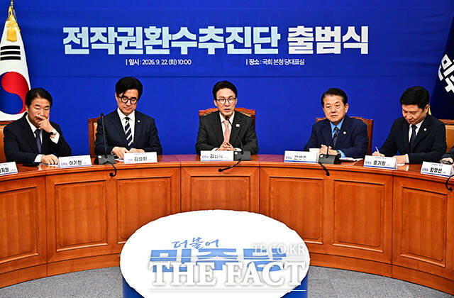 김민석 더불어민주당 대표(가운데)가 22일 오전 서울 여의도 국회에서 열린 전작권환수추진단 출범식에 참석해 기념사진 촬영을 하고 있다. /국회=배정한 기자