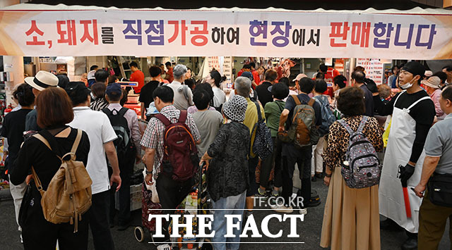 추석 연휴를 이틀 앞둔 22일 오후 서울 동대문구 경동시장을 찾은 시민들이 장을 보고 있다. /서예원 기자