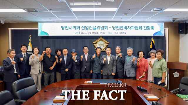 당진시의회 산업건설위원회는 21일 당진엔비사과협회 회원들과 간담회를 가졌다. /당진시의회