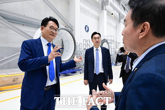 송영길 더불어민주당 의원(왼쪽)이 22일 오전 인천 영종구 대한항공엔진테스트셀을 방문해 시설현황을 보고 받은 후 유종석 대한항공 부사장(오른쪽)과 대화하고 있다. /인천=남윤호 기자