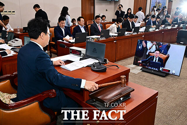 김성원 산자위원장이 22일 오전 서울 여의도 국회에서 열린 산업통상자원중소벤처기업위원회 전체회의에 참석해 안건을 상정하고 있다. /국회=배정한 기자