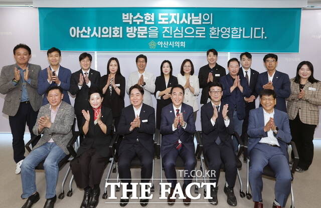 아산시의회가 22일 의회동 3층 다목적회의실에서 박수현 충남도지사와 간담회를 마친 뒤 참석자들이 기념 촬영을 하고 있다. /아산시의회