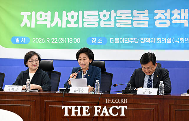 토론회 참석해 인사말 하는 남인순 국회부의장(가운데).