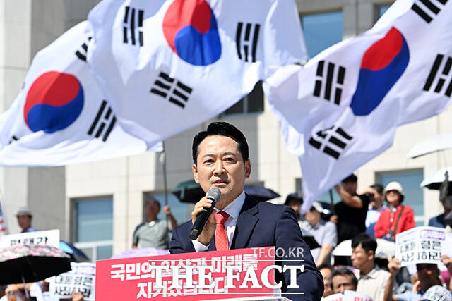 당 일각에서는 국정감사를 앞두고 장외투쟁을 병행하는 데 신중해야 한다는 목소리도 나온다. 사진은 장동혁 국민의힘 대표가 22일 오전 서울 여의도 국회 앞 계단에서 열린 이재명 정권 실정 대국민 보고대회에서 발언을 하고 있는 모습. /남용희 기자