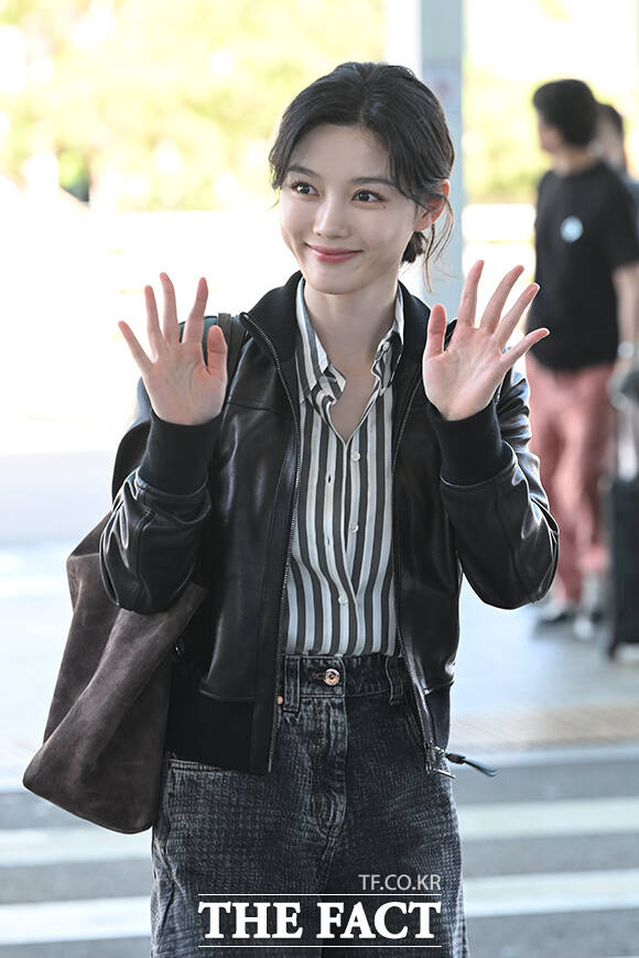 배우 김유정이 22일 오전 '브루넬로 쿠치넬리 27SS 여성 프레젠테이션' 참석을 위해 인천국제공항에 도착해 이탈리아 밀라노 출국을 앞두고 취재진과 팬들에게 포즈를 취하고 있다. /인천국제공항=김성렬 기자