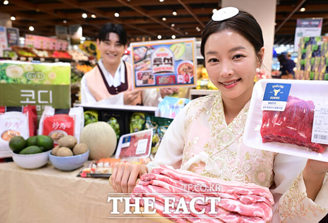 이마트가 추석 명절 연휴를 맞아 할인 행사를 여는 가운데, 22일 서울 용산구 이마트 용산점을 찾은 소비자들이 장을 보고 있다.