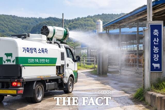 전남광주시가 관내 축산농가를 대상으로 가축 감염병 예방을 위해 소독을 실시하고 있다. /전남광주시