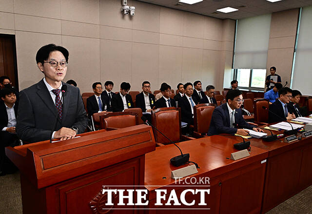 김정관 산업통상부 장관이 22일 오전 서울 여의도 국회에서 열린 산업통상자원중소벤처기업위원회 전체회의에 출석해 대미 투자 사전 보고를 하고 있다. /국회=배정한 기자