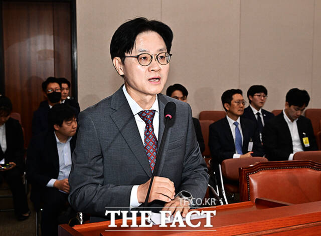 김정관 산업통상부 장관이 22일 오전 서울 여의도 국회에서 열린 산업통상자원중소벤처기업위원회 전체회의에 출석해 대미투자 사전 보고를 하고 있다. /국회=배정한 기자