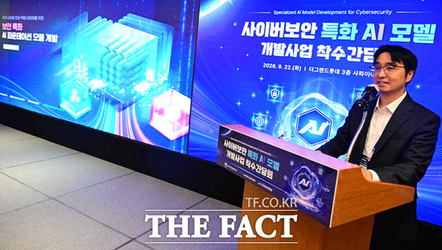 배경훈 부총리 겸 과학기술정보통신부 장관과 김유연 네이버클라우드 대표 등 컨소시엄 관계자들이 22일 오후 서울 중구 소공동 더그랜드롯데 서울에서 열린 사이버보안 특화 AI 모델 개발사업 착수간담회에 참석해 기념촬영하고 있다.