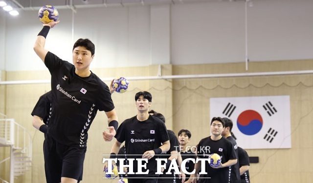 한국 남자 핸드볼 대표팀이 2026 아이치·나고야 아시안게임 조별리그에서 이란과 무승부를 기록했다. 사진은 남자 핸드볼 대표팀이 충북 진천 국가대표 선수촌에서 열린 2026 아이치·나고야 아시안게임 핸드볼 국가대표팀 미디어데이에서 훈련을 하고 있는 모습. /진천=뉴시스