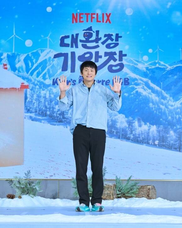 웹툰작가 겸 방송인 기안84가 넷플릭스 예능 '대환장 기안장2'로 돌아왔다. 이는 기안84가 대관령 기안장 2호점을 열고 숙박객을 맞이하는 신개념 민박 버라이어티다. /넷플릭스