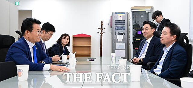 송영길 더불어민주당 의원(왼쪽)이 22일 오전 인천 영종구 대한항공엔진테스트셀을 방문해 시설현황을 보고 받은 후 유종석 대한항공 부사장(오른쪽)과 대화하고 있다. /인천=남윤호 기자