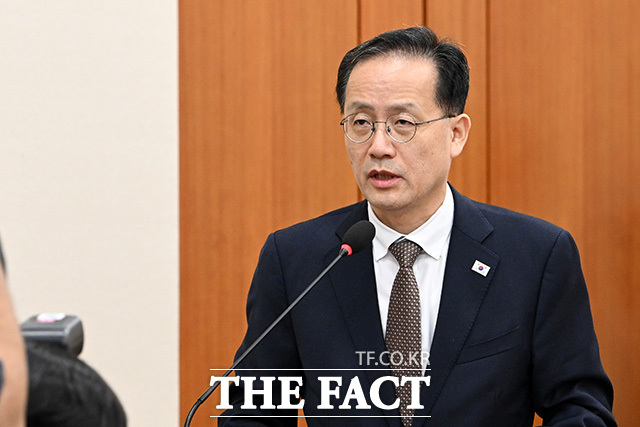 이형일 신임 경제부총리 겸 재정경제부 장관이 22일 오전 서울 여의도 국회에서 열린 재정경제기획위원회 전체회의에 참석해 인사말을 하고 있다. /국회=남용희 기자