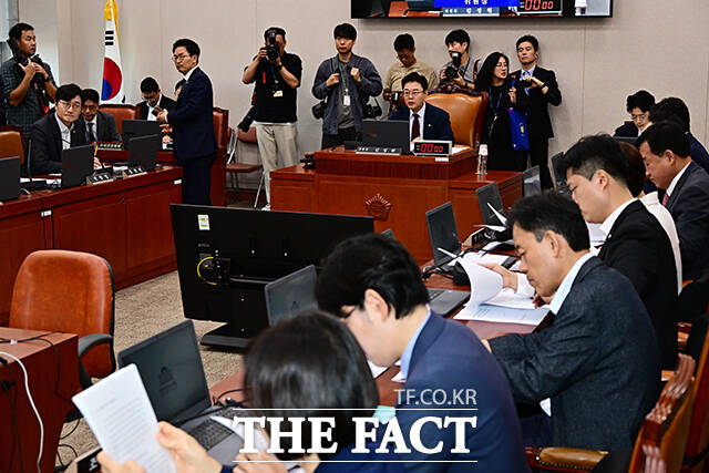 김성원 산자위원장이 22일 오전 서울 여의도 국회에서 열린 산업통상자원중소벤처기업위원회 전체회의에 참석해 안건을 상정하고 있다. /국회=배정한 기자