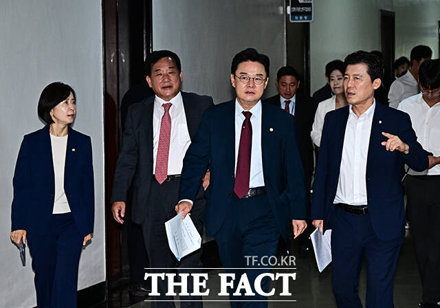 김성원 산자위원장이 22일 오전 서울 여의도 국회에서 열린 산업통상자원중소벤처기업위원회 전체회의에 참석해 안건을 상정하고 있다. /국회=배정한 기자