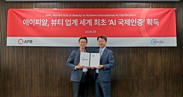 신재우 에이피알 R&D 센터장(왼쪽), 곽삼근 넴코 코리아 전무(오른쪽)이 AI 제품 신뢰성 마크인 AI Trust Mark 인증을 획득하여 기념촬영을 하고 있다. /에이피알