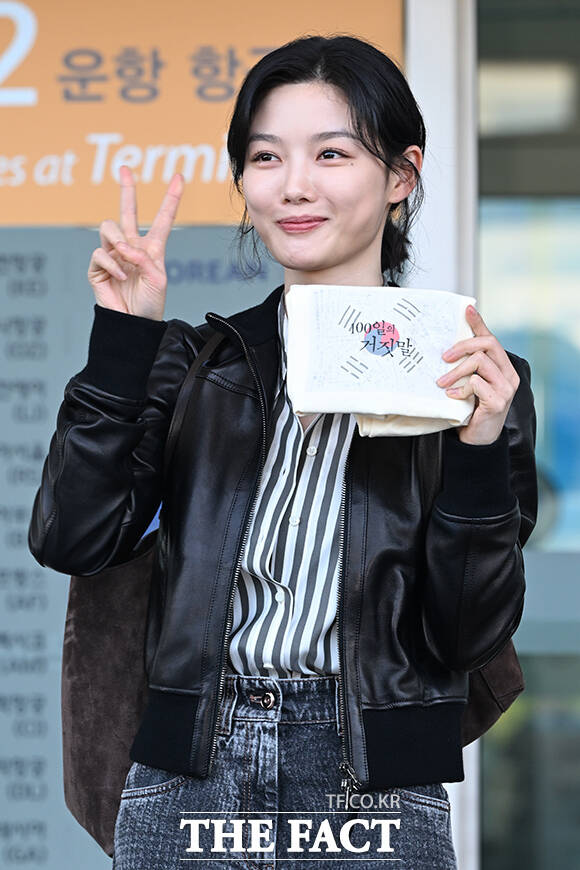 배우 김유정이 22일 오전 '브루넬로 쿠치넬리 27SS 여성 프레젠테이션' 참석을 위해 인천국제공항에 도착해 이탈리아 밀라노 출국을 앞두고 취재진과 팬들에게 포즈를 취하고 있다. /인천국제공항=김성렬 기자