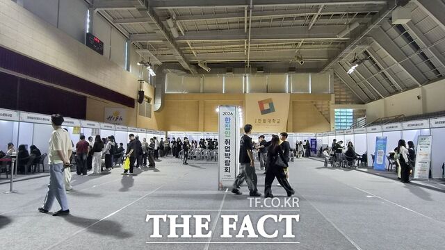 국립한밭대의 '2026 한집안 취업박람회'에 많은 학생과 지역 청년들이 찾아 상담을 받고 있다. /한밭대
