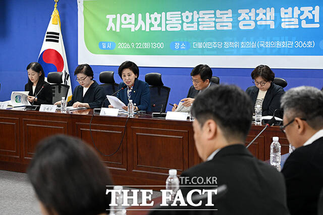 토론회 참석해 인사말 하는 남인순 국회부의장(가운데).