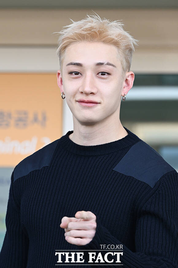 그룹 스트레이 키즈 방찬이 22일 오후 ‘밀라노 패션 위크 펜디 SS27 쇼’ 참석을 위해 인천국제공항에 도착해 이탈리아 밀라노 출국을 앞두고 취재진과 팬들에게 포즈를 취하고 있다. /인천국제공항=김성렬 기자