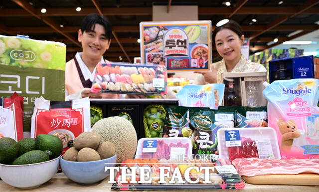 이마트가 추석 명절 연휴를 맞아 할인 행사를 여는 가운데, 22일 서울 용산구 이마트 용산점에서 모델들이 할인 상품을 소개하고 있다. /이새롬 기자