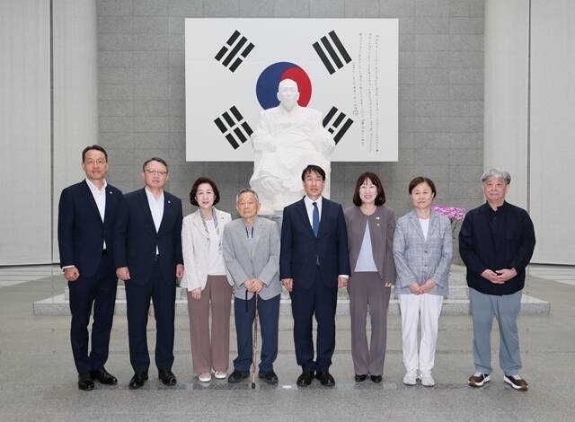 지난 21일 백범김구기념관에서 진행된 '2026 투게더 걷기 캠페인'에서 (왼쪽부터) 이정섭 우리은행 브랜드전략그룹장, 정진완 우리은행장, 김미 백범김구기념관장, 박유철 백범김구선생기념사업협회장, 홍현익 유네스코한국위원회 사무총장, 강윤진 국가보훈부 차관, 이상은 국가보훈부 보훈문화정책과장, 한경구 백범김구선생기념사업협회 이사가 기념사진을 촬영하고 있다. /우리은행