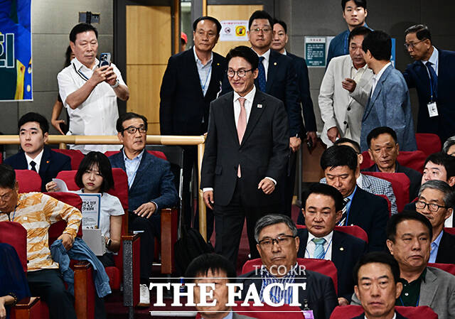 김민석 더불어민주당 대표(왼쪽 다섯번째)가 22일 오전 서울 여의도 국회 의원회관 제2소회의실에서 열린 국군사관학교 창설 신속추진촉구 범국민결의대회에 참석해 기념사진 촬영을 하고 있다. /국회=배정한 기자