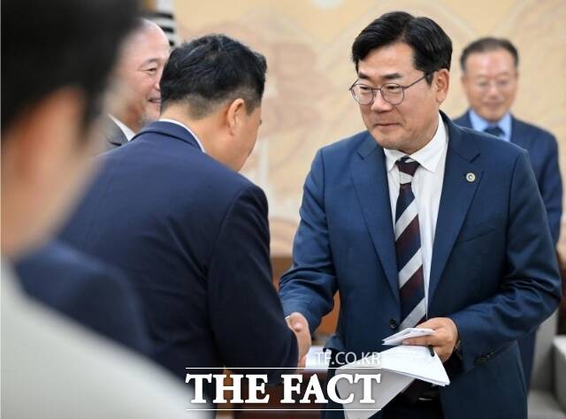 박찬대 인천시장이 13일 시청 대접견실에서 열린 세계한상대회 운영위원회 대표단 간담회에 참석하고 있다. /더팩트DB